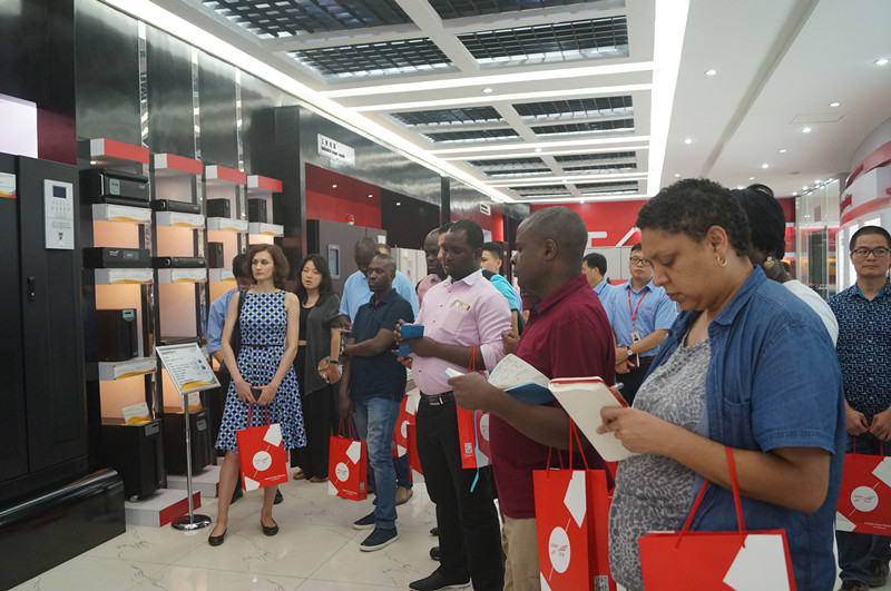 金(jīn)磚國家駐華媒體(tǐ)代表團莅臨科華數據開展采風(fēng)活動