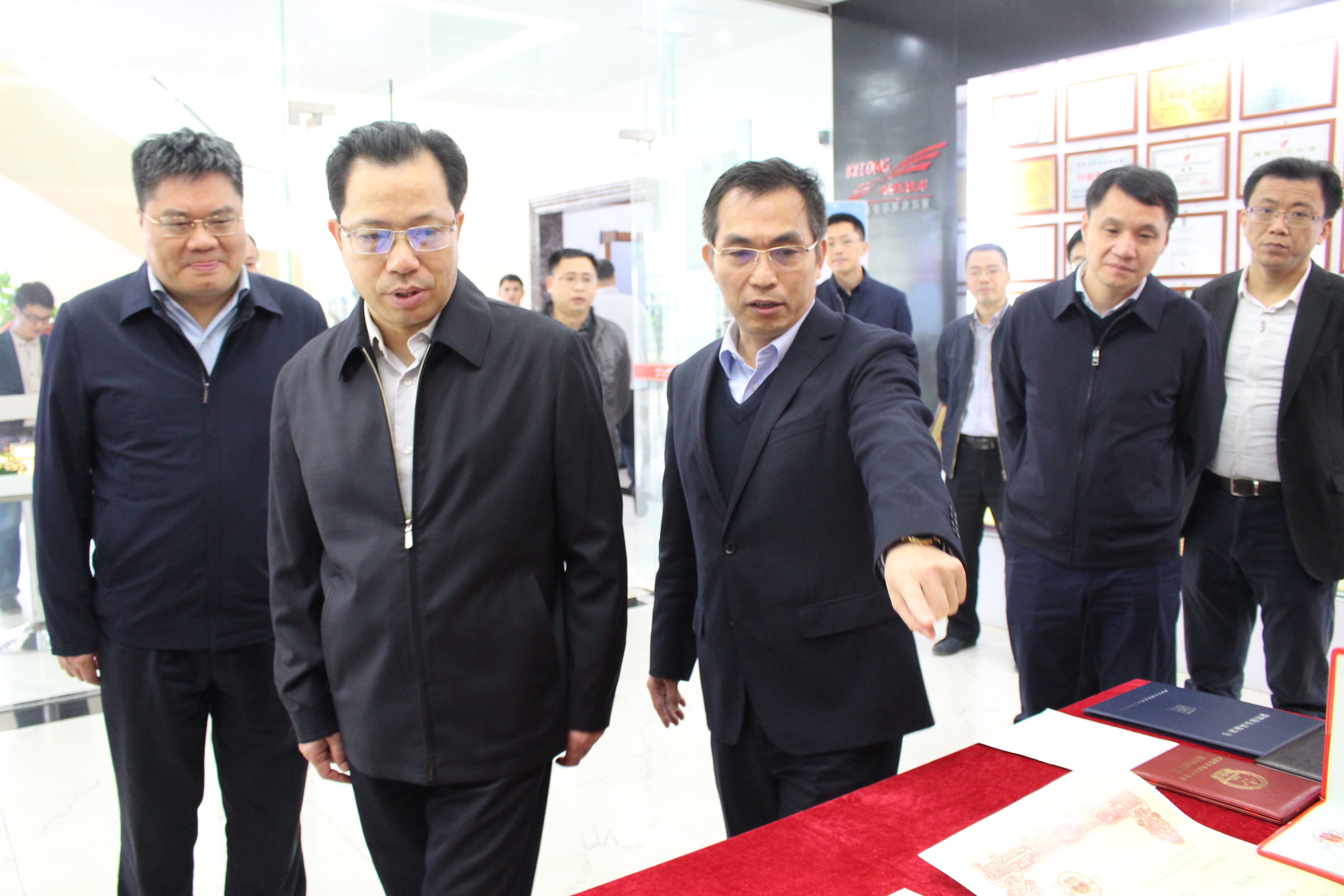 新(xīn)任漳州市(shì)委書記邵玉龍莅臨漳州科華公司檢查指導